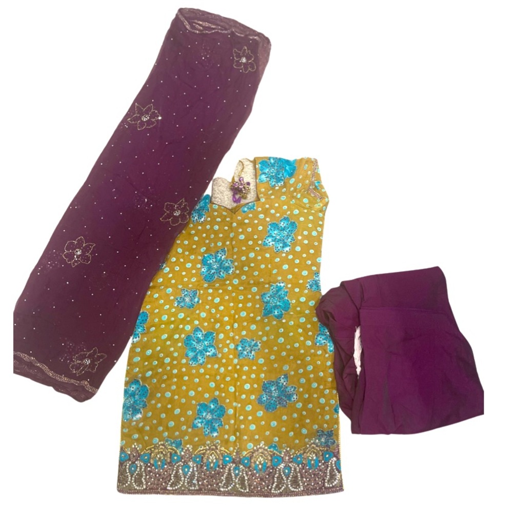 Indian outfit - salwar suit with dupatta -  medium size - good condition